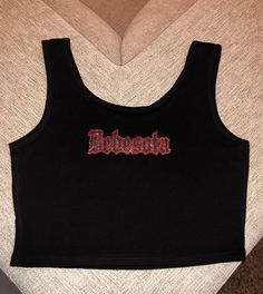 "Super cute glitter \"Bebesota\" crop top porque tu no eres Bebecita eres Bebesota !! This shirt is super cute for his upcoming concerts or for a super cute gift ❣️" Trendy Letter Print Tank Crop Top, Casual Letter Print Tank Crop Top, Black Letter Print Crop Top For Summer, Stretch Summer Crop Top With Letter Print, Summer Stretch Crop Top With Letter Print, Cute Stretch Crop Top With Graphic Print, Summer Streetwear Tank Crop Top, Summer Cropped Crop Top With Letter Print, Summer Letter Print Cropped Top