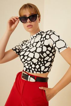 Black And White Crop Top With Giraffe Pattern, Short Sleeve Top, Summer Blouse, Half Turtleneck Crop Top, Dainty Women's Clothes, Modern Top Yellow & White Zebra Print Top is perfect for daily wear, vacation, special event, etc. It is very comfortable and stylish. You can combine these tops with just a skirt or trousers. They are the perfect pieces to add to your closet. 》 PRODUCT FEATURES; * Style: Basic Type, Slim Fit, Casual Style * Material: Cotton * Pattern: Animal Print * Collar Type: Half Collar * Sleeve Type: Short Sleeve * Fabric: Viscose * Neck Style: Round Neck * Size: Crop ✩ Please check out our store to observe other blouse and crop top models: https://www.etsy.com/shop/Bipantolon 》SIZE OPTIONS; S-Small: Width: 14.17 inches / 36 cm - Length: 14.96 inches / 38 cm M-Middle: Widt Black And White Crop Top, Zebra Print Top, Black And White Crop Tops, Turtleneck Crop Top, Turtle Neck Crop Top, Modern Tops, Giraffe Pattern, Summer Blouse, White Zebra