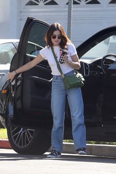 Lucy Hale Style Outfits, Minimalist Ootd, Lucy Hale Outfits, Lucy Hale Style, Female Clothes Outfits, Global Hair, Imogen Poots, Simple Casual Outfits, Plain Sweaters