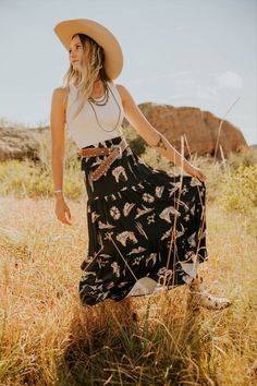 Cute western outfit with a maxi skirt for spring. Western Skirt Outfits, Western Chic Outfits, Cute Western Outfits, Western Skirts, Western Outfit, Western Chic, Spring Skirts, Long Maxi Skirts, Skirt Outfit