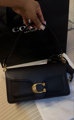 Cute Black Purse, Coach Bags Aesthetic, Coach Aesthetic, Purse Necessities, Diesel Bag, Fancy Purses, My Style Bags, Inside My Bag