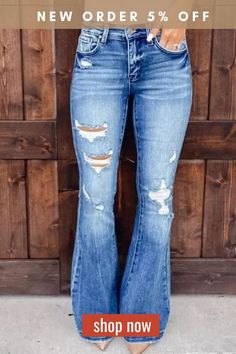 Fashion Mid Rise Distressed Flared Wide Leg Ripped Jeans #jeansoutfitsummerwork#jeansoutfitsummercasual#jeansoutfitcasualsimple#jeansoutfitspring#highwaistedjeansoutfits#americaneaglejeans#rippedjeansoutfit #rippedjeansskinny #skinnyjeans Cowgirl Summer Outfits, Wide Leg Ripped Jeans, Cowgirl Summer, Ripped Jeans Style, Western Style Outfits, All Jeans, Flare Leg Jeans, Country Outfits, Bottom Clothes