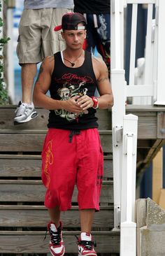 Jersey Shore Aesthetic Men, Early 2010s Fashion Men, 2000s Fashion Outfits Trashy, Jersey Shore Mens Outfit, Pauly D Aesthetic, Jersey Shore Guy Outfits, Mcbling Outfits Men, Pauly D Outfit, Mcbling Men