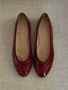 Red Ballet Shoes, Burgundy Ballet Flats, Flat Shoes Outfit, Red Chanel, Pretty Shoes Sneakers, Red Flats, Chic Shoes