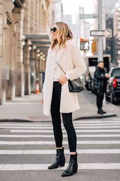 Winter Style // Fashionable winter look. Leather Booties Outfit, Dresses 70s, White Faux Fur Coat, Fur Coat Fashion, Fall Fashion Coats, Look Adidas, Booties Outfit, Estilo Indie, New York Street Style