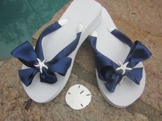 Sandals For Bride, Bridesmaid Flip Flops, Flip Flop Images, Flip Flop Craft, Bridal Flip Flops, Beach Wedding Sandals, Wedding Flip Flops, Beach Wedding Shoes, Bow Flip Flops