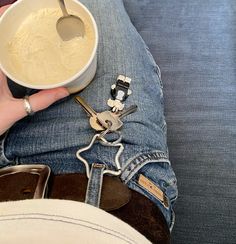 Cool Carabiner, Aesthetic Carabiner, Carabiner Aesthetic, Carabiner Ideas, Carabiner Outfit, Keychain Outfit, Key Chains Aesthetic, Star Carabiner, Cool Keychains