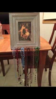 I can't wait to make one! "Rosary Frame" Inexpensive frame, small cup hooks, framed Marian image and "Hail Mary" prayer written on frame. Created by a mom in my Catholic Homeschool FB group. Rosary Making, Hail Mary Prayer, Catholic Homeschool, Catholic Decor, Prayer Corner, Religious Crafts, Cup Hooks