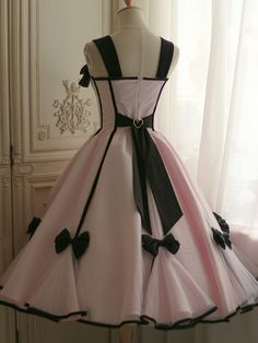 Tea Party Princess, British Tea Party, Couleur Rose Pastel, Pastel Pink Color, British Tea, Heart Flutter, Jumper Skirt, Looks Chic, Black Ribbon