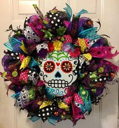 Sugar Skull Wreath, Day Of The Dead Tattoos, Day Of The Dead Wreath, Day Of The Dead Diy, Couronne Diy, Sugar Skull Decor, Fall Deco Mesh Wreath, Halloween Mesh Wreaths, Skull Wreath