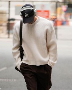 Apple Headphones, Sweater Outfits Men, Mens Smart Casual Outfits, Music Beats, Classy Outfits Men, Street Style Outfits Men, Men Stylish Dress, Guys Clothing Styles