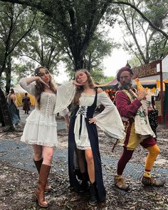 me 🤝🏼 renaissance festivals Simple Renfaire Outfit, Rennaisance Fair Outfits, Renesance Fair Outfits, Renisance Festival Outfit, Ren Fair Outfits, Renfaire Inspiration, Renn Faire Outfit, Renfaire Outfit, Folk Outfit