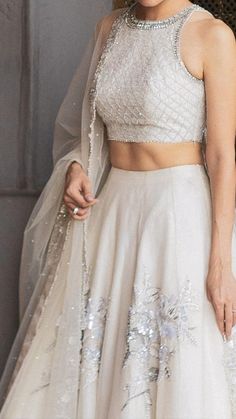 White Lehenga Ideas, Lehanga Designs Sabyasachi, Blouses For Lehnga, Heavy Blouse Plain Lehenga, Indian Lahanga Design, Desi Lehanga, Lakhnavi Blouse Design, Ghagra Choli Modern, Lehenga With White Blouse