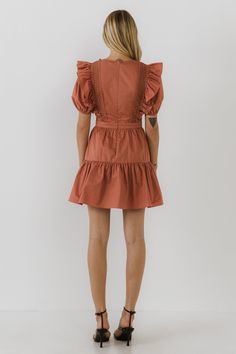 Aporta sofisticación y elegancia a tu guardarropa con este vestido con encaje y mangas abullonadas. Con escote redondo, este vestido se completa con inserciones de encaje, mangas abullonadas y detalle de volantes. La combinación perfecta de femenino y atrevido, esta hermosa pieza agrega encanto extra a cualquier ocasión especial. Haz una declaración y destaca con esta pieza inolvidable con su silueta atemporal. ¡Prepárate para lucir lo mejor posible con este precioso vestido!



 Escote redondo

 Detalle de encaje insertado

 Mangas abullonadas

 Detalle de volantes

 Cremallera invisible en el centro de la espalda

 Lavado de manos en frio

 No usa blanqueador

 No secar en secadora

 Plancha baja

 Exterior: 100% algodón

 Forro: 70% Poliéster 30% Algodón

 Exclusivo para decoración Summer Style Guide, Dress With Puff Sleeves, Casual Party Dresses, Maxi Dress Sale, Pink Maxi, Fashion Night, Lace Insert, Pink Maxi Dress, Pink Outfits