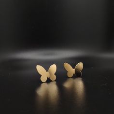 Butterfly earrings  Stud  Earrings Handmade  earrings Metal gold finish  Tarnish-free. Mesure: Inches: 0.59 inches x 0.74 inches  Centimeters  1.50cm x 1.90 cm Thicknesses Post ear:  20 Gauge Weight: Onza: 0.07 oz Grams: 2.1 grs If you require any further information, feel free to contact me. Gold Metal Earrings With Butterfly Charm, Gold Earrings With Butterfly Charm, Yellow Gold Butterfly-shaped Pierced Earrings, Dainty Butterfly Nickel-free Earrings, Dainty Nickel-free Butterfly Earrings, Rose Gold Butterfly Pierced Earrings, Gold Butterfly Charm Earrings, Gold Hypoallergenic Butterfly Earrings, Gold Butterfly Metal Earrings