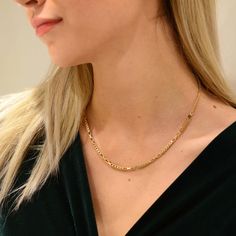 Ravissant collier composé de deux chaînes différentes dont la maille géométrique et tendance lui confère un style moderne et chic. Bijou doré à l'or fin 24 carats. Longueur du collier : 41cm. De plus, ce bijou possède une petite chaîne réglable de 5 cm permettant de l'ajuster parfaitement. Créé et fabriqué dans notre atelier parisien. Dorure de qualité réalisée en France. Gold Plated Figaro Chain Necklace For Party, Elegant Figaro Chain Necklace For Party, Party Clavicle Chain Necklace In Yellow Gold, Party Yellow Gold Chain Necklace With Clavicle Chain, Party Yellow Gold Clavicle Chain Necklace, Minimalist Yellow Gold Chain Necklace For Party, Yellow Gold Necklace With Double Chain And Rectangular Links, Chic Gold Figaro Chain Necklace, Modern Yellow Gold Clavicle Chain Necklace