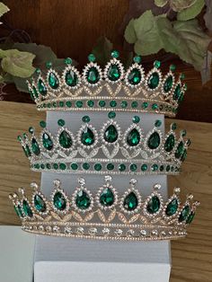 Forest Green Quinceanera Shoes, Green Crowns For Quinceanera, Emerald Green Quince Rings, Emerald Green And Gold Crown, Dark Green Quince Decorations, Emerald Green 15 Dresses Quinceanera, Sweet 16 Green And Gold Theme, Sweet 16 Emerald Green Theme, Emerald Green Quince Crown