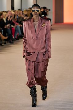 Balmain Fall 2020 Ready-to-Wear Fashion Show - Vogue Balmain 2020, Satin Suits, Balmain Style, Fashion Collection Inspiration, Stile Casual Chic, Elegant Outfit Classy, Vogue Germany, Fashion Show Collection, Fashion 2020