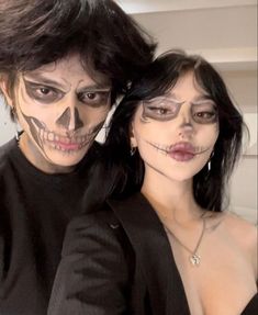 Makijaż Sugar Skull, Skeleton Makeup, Halloween Makeup Pretty, Pretty Halloween Costumes, Couples Halloween Outfits, Cute Couple Halloween Costumes, Halloween Makeup Looks, Fantasias Halloween