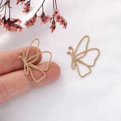 Raw Brass Butterfly Charm, Brass Earring Pendants, Laser Cut Charms, Brass Accessories, Earring Connectors, Jewelry Making and Discovery -❤ Quantity:2/10 pieces -❤Material: raw Brass -❤Size: 1.46*1.02 in 1.For purchases of $35 and above, we will pay the shipping fee for you. 2.We may need 1-3 working days to prepare your items. We will ship to you as soon as possible, please allow more time to wait thank you for coming. If you have other questions or need more quantity, please leave us a message Minimal Gold Jewelry, Laser Cut Fabric, Laser Cut Necklace, Brass Butterfly, Laser Cut Wood Crafts, Brass Accessories, Laser Cut Jewelry, Laser Cut Earrings, Engraved Pendant