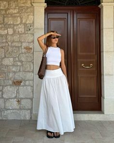 Greece Outfit Ideas, Pack For A Week, Spain Outfit, Outfit Modest, Greece Outfit, Island Outfit, Long Skirt Outfits, Outfits Modest, White Maxi Skirts