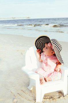 Baby girl beach pics 😍 Kids Photoshoot Ideas, On Beach Photography, Baby Beach Photos, Beach Photoshoot Ideas, Family Beach Photography, Beach Photography Family, Beach Pictures Friends, Beach Picture