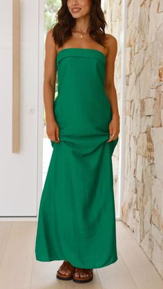 Feel effortlessly chic in this pocketed maxi dress with a relaxed fit. Featuring a strapless design, a bustline fold, and an invisible back zipper for a sleek silhouette. Casual Maxi Dress With Straight Neckline For Vacation, Strapless Summer Dresses With Pockets, Casual Maxi Dress With Straight Neckline, Strapless Solid Color Maxi Dress For Beach, Chic Maxi Dress With Back Zipper, Vacation Maxi Dress With Pockets, Maxi Length Beach Dress With Pockets, Vacation Maxi Sundress With Pockets, Maxi Sundress With Pockets For Vacation