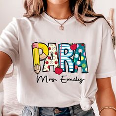 a woman wearing a t - shirt that says para mrs emuly on it