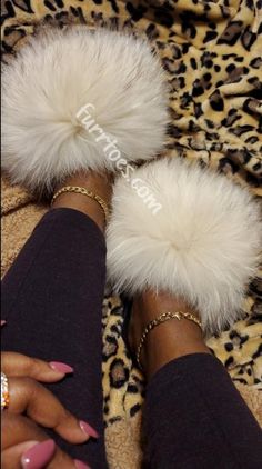 Baddie Slippers, Uggs Slides, Fluffy Sliders, Fluffy Shoes, Cute Slides, Crocs Boots, Fur Keychain, Fluffy Slippers, Cute Slippers