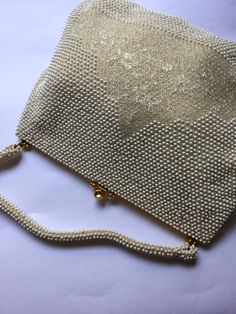 Vintage 1950s Large Corde' Beads Beige Wedding Bag Una grande borsa di piccole perle in acrilico color beige. Un accessorio Made in USA anni 50. Un giusto accessorio per una sposa. Condizioni come da foto Dimensioni cm. 25x32 col manico 40 Vintage Beige Evening Bag For Party, Vintage Cream Rectangular Evening Bag, Vintage Cream Bags For Weddings, Vintage Cream Bag For Wedding, Vintage Beige Evening Bag For Wedding, Vintage Cream Evening Bag For Wedding, Vintage Beige Evening Bag For Events, Antique Handmade Wedding Bags, Vintage Rectangular Wedding Bags