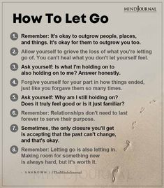 a poem written in the sand with footprints on it that says, how to let go