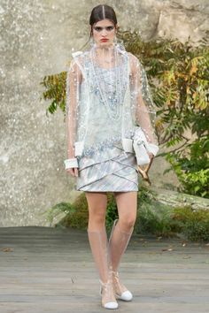 Chanel Spring 2018 Ready-to-Wear collection, runway looks, beauty, models, and reviews. Womens Fashion Casual Jeans, Hyun Ji, Fashion Makeover, Womens Fashion Casual Spring