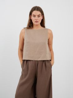 SONATE is a sleeveless tank top with a boat neckline. DETAILS - Boat neckline - Sleeveless design - Oeko-Tex certified 100% local washed midweight linen - Cut and sewn to order just for you in our studio COLOR - Sand Brown, you can also choose other colors above - Fabric samples are available here https://www.etsy.com/listing/586569696/linen-fabric-samples SIZING & FIT - Fits true to size - Model is 5'6" / 172 cm and wearing a size M CARE FOR LINEN - Machine wash up to 30ºC/86ºF gentle cycle - L Effortless Sleeveless Linen Tank Top, Beige Linen Sleeveless Tank Top, Sleeveless Beige Linen Crop Top, Beige Sleeveless Linen Top, Relaxed Fit Sleeveless Crop Top, Beige Sleeveless Linen Crop Top, Relaxed Fit Tank Top, Summer Cotton Boat Neck Top, Effortless Sleeveless Cotton Top