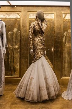 Mcqueen Savage Beauty, Mcqueen 3, Alexander Mcqueen Savage Beauty, Wedding Dress With Feathers, Mcqueen Fashion, Exotic Fashion, Original Fashion, Fantasy Fashion