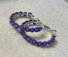 Purple Flower seed bead earrings. About 1.25in diameter hoop earrings. Flower Seed Bead, Beaded Flower Earrings, Earring Inspiration, Purple Daisy, Earrings Purple, Daisy Earrings, Earrings Inspiration, Earrings Beaded, Beaded Hoop Earrings