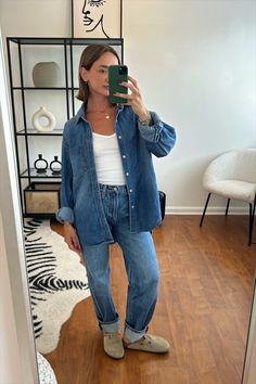 Autumn Shirt Outfit, Denim Shirt Outfit, Shacket Outfit, Oversized Denim Shirt, Looks Jeans, Tee Designs, Tshirt Outfits