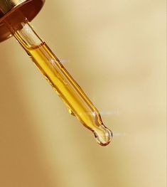 Skin Oil Photography, Skin Oil Aesthetic, Facial Oil Aesthetic, Hair Oil Business Aesthetic, Facial Oil Photography, Body Oil Photoshoot, Hair Oil Product Photography, Body Oil Aesthetic, Diy Facial Oil