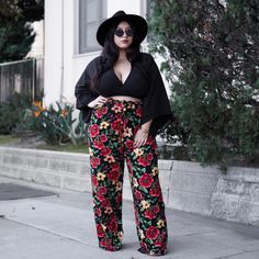 Cropped manga longa: 50 ideias estilosas com essa peça versátil Floral Palazzo Pants, Cropped Manga, Look Grunge, Look Plus Size, Coachella Outfit, Dress Sweater, Moda Plus, Floral Pants