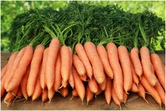 there are many carrots on the table together