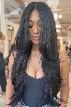 un corte de pelo largo de mariposa negro con puntas rizadas y volumen es increíble, se ve muy femenino y lindo Forehead Hairstyles, Feathered Haircuts, Large Forehead, Rambut Brunette, Haircuts For Long Hair With Layers, Hair Inspiration Long, Straight Hair Cuts, Hairstyles For Layered Hair, Long Layered Haircuts