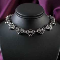 ► Un collier / choker fait main en acier inoxydable 304L. ► Sur les photos, je porte ce collier avec la longueur de 33-37 cm, mon tour de cou est de 32 cm. Toutes mes créations sont fabriquées sur commande, et envoyées sous 2 jours ouvrés. Un mot sur l'acier inoxydable: L'acier inoxydable est un matériau ayant une forte résistance à la corrosion. C'est un acier très solide, qualitatif, durable et également hypoallergénique. L'acier inoxydable que j'utilise le plus souvent dans mes créations, fermoirs compris, est l'acier inoxydable 304L. Nettoyage du bijou: avec de l'eau et du savon. Si vous avez des questions, n'hésitez pas à m'envoyer un message ! Lucie Martin Round Gunmetal Stainless Steel Jewelry, Handmade Gunmetal Metal Jewelry, Handmade Gunmetal Stainless Steel Jewelry, Handmade Stainless Steel Gunmetal Jewelry, Chainmail Necklace Patterns, Chainmaille Jewelry Patterns, Chain Maille Patterns, Chain Maille Necklace, Chainmail Patterns