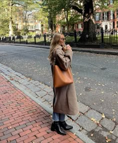 #outfits #outfitstyle #oldmoneystyle #oldmoneyfashion #oldmoneyoutfits #outfitidea#autumn #autumncolors #autumnmood #fall #falling Brown Purse Outfit, Stile Blair Waldorf, Adrette Outfits, Thanksgiving Outfit Women, What To Wear Fall, Look Adidas, Fest Outfits, Estilo Indie, Black Kitten Heels