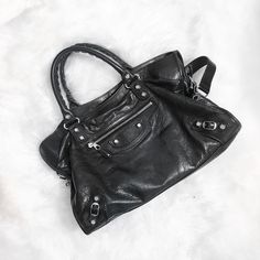 Balenciaga Motorcycle Bag Outfit, Balenciaga Outfit Women, Balenciaga Motorcycle Bag, Mk Handbags Michael Kors, My Style Bags, Street Style Bags, Motorcycle Bag, It Bag, Motorcycle Style