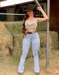 Vaquera Outfit Mexican Photoshoot, Becky G Cowgirl, Buckle Bunny Outfits Country, Pregnant Cowgirl Outfits, Mexican Country Girl Outfits, American Indian Girl, Cute Cowgirl Outfits, Estilo Country, Western Wear Outfits