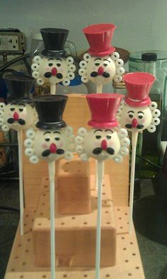 there are many cake pops with faces on them