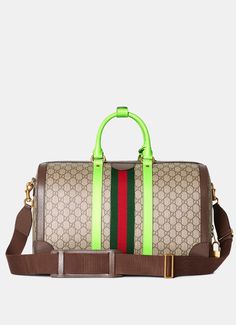 Bolsa de viaje de Gucci en lona GG Supreme, tribanda  web, ribete de piel en color contraste, y apliques dorados.  Parte de la línea Lido. Cierre de cremallera, 2 bolsillos con  cremallera en el interior, llavero extraíble, candado y  etiqueta de identificación, Doble G, asa de 12cm de altura,  forro de lino de algodón, y bandolera de lona ajustable de  50 cm de longitud. Hecho en Italia. Medidas: 44 x 28,5 x  24,5 cm. Material: lona / piel de becerro. Tallas disponibles: Una única talla. Gucci Duffle Bag, Hand Makeup, Bag Gucci, Sneaker Jewelry, Basket Bag, Flat Boots, Wallet Bag, Cool Socks, Id Tag