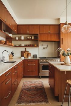 30 Stylish Mid-Century Modern Kitchen Design Ideas You’ll Love - The Ivy Kitchen Blog Mid Century Victorian House, 1930s Kitchen Floor, Modern Vintage Kitchen Ideas, 60s Decor Home, 70s Kitchen Aesthetic, Midcentury Kitchen Remodel, Birmingham House, Toad Abode, Retro Modern Kitchen