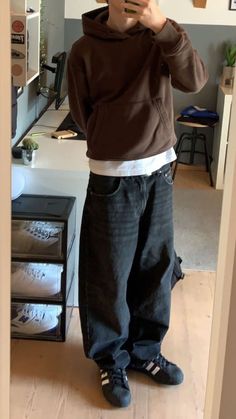 Baggy Pants For Men, Style Baggy Pants, Ron Weasley Aesthetic, Weasley Aesthetic, Guys Fits, Guy Fits, Boy Fits, Dos And Don'ts, Skater Boy