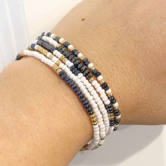 Bracelet With Small Beads, Small Bead Crafts, Stretch Bracelet Ideas, White Friendship Bracelets With Faceted Round Beads, Beaded Bracelet Sets, Stretch Bracelets Ideas, Glass Bead Bracelet Ideas, Diy Bead Bracelets, Small Beaded Bracelets