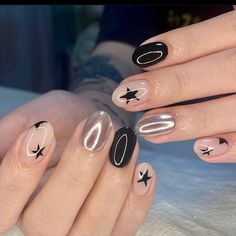 Simple Designs For Nails, Laufey Nails, Guitarist Nails, Uñas Dark Aesthetic, Rockstar Gf Nails, Nail Inspo Grunge, Fnaf Nails, Nail Art Simple